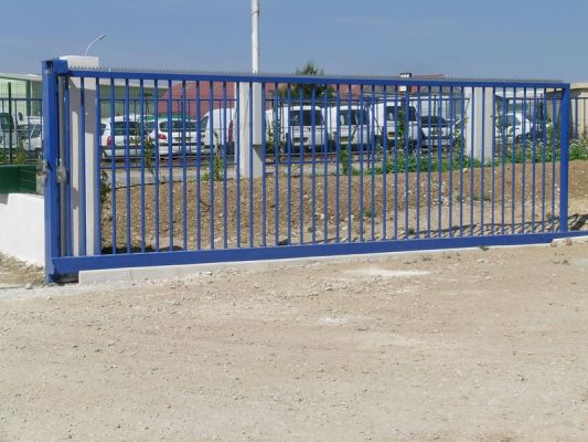 Installation d'un portail coulissant sur un site industriel à Vitrolles